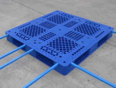 塑料托盤(pán)為什么要加鋼管?一般需要加幾根鋼管呢?